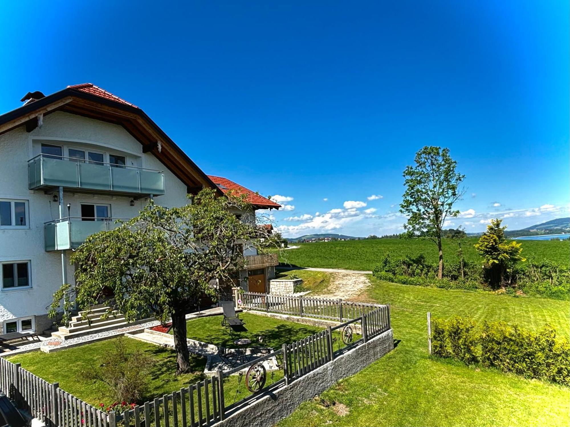 Gaesthaus "Seeblick" Seekirchen am Wallersee Exterior foto